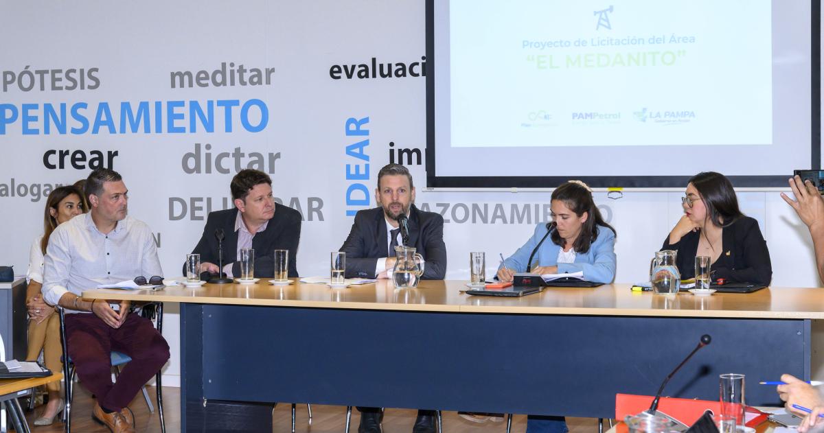 La Comisión tiene a su cargo la elaboración y aprobación del pliego
