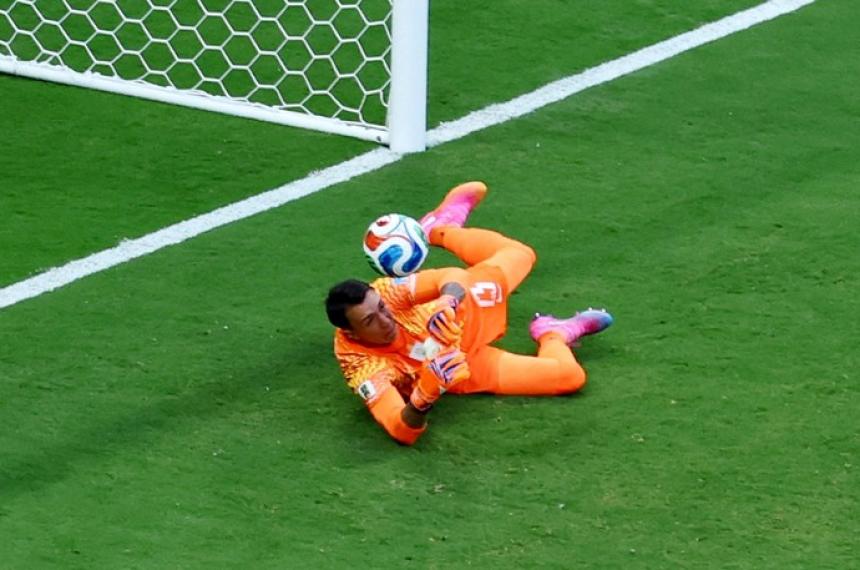 Al arquero uruguayo se le escapó la pelota de las manos