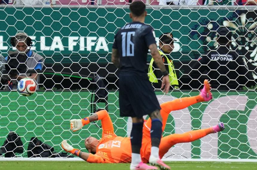 Al arquero uruguayo se le escapó la pelota de las manos