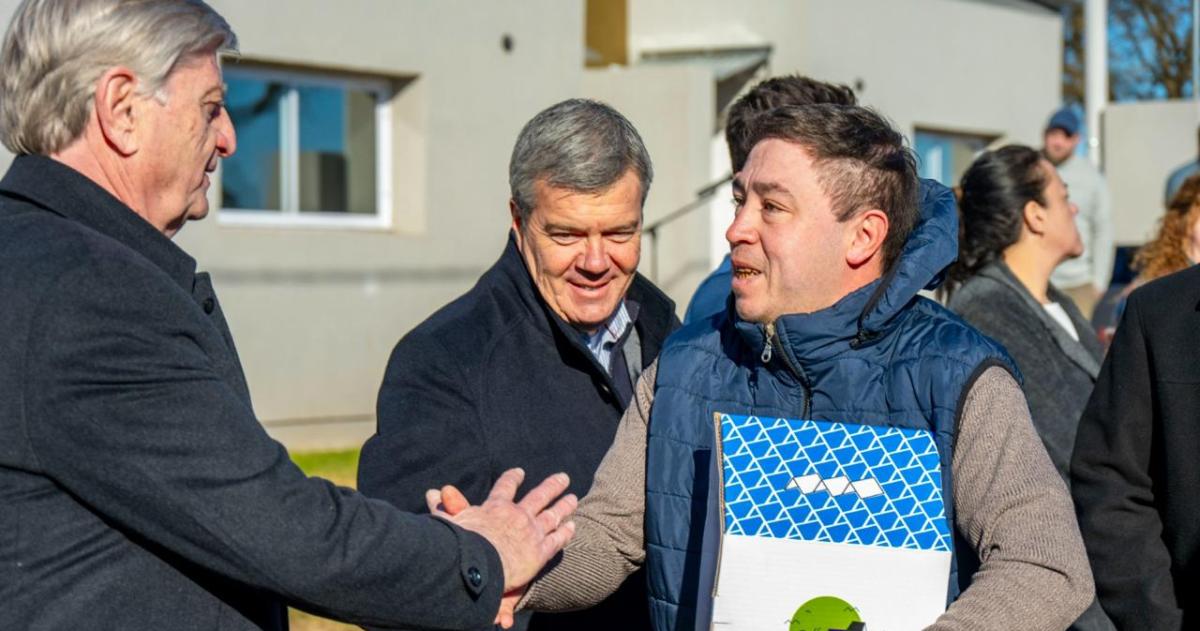 Ziliotto entregó 25 viviendas en Anguil y anunció nuevas obras