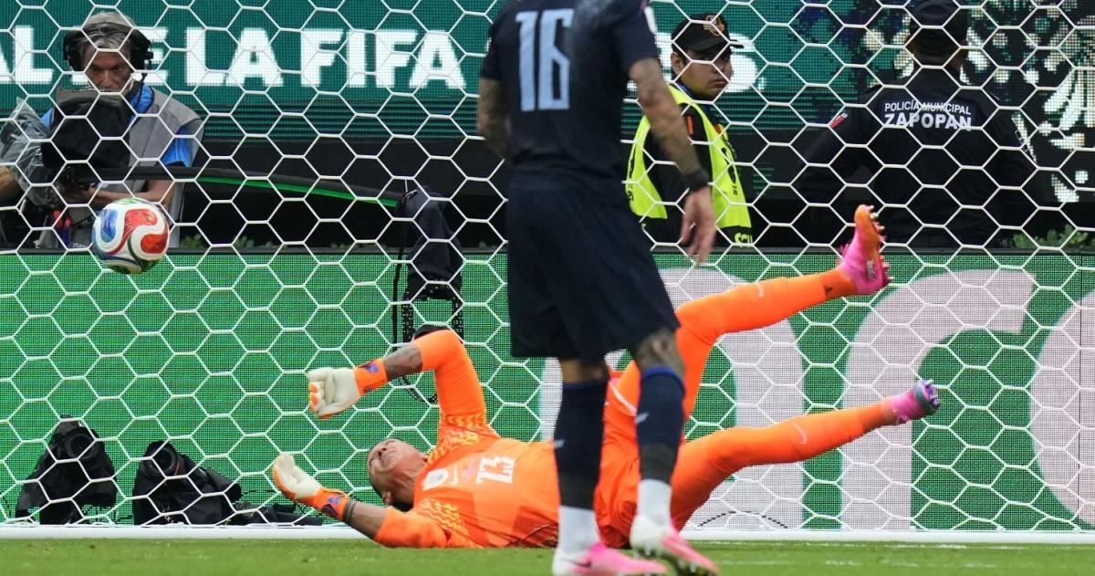 Al arquero uruguayo se le escapó la pelota de las manos