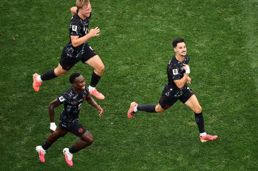 Eustaquio celebra el gol de clasificación para Canad�