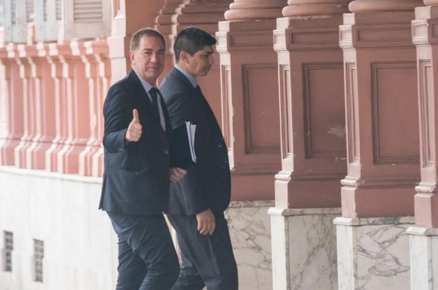 Santili en el ingreso a la Casa Rosada