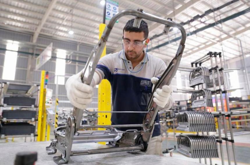 El Estimador Mensual de Actividad Económica registró una caída del 15-en-porciento- en abril aunque el indicador mantiene una mejora interanual del 16-en-porciento- y un leve crecimiento acumulado en lo que va del año