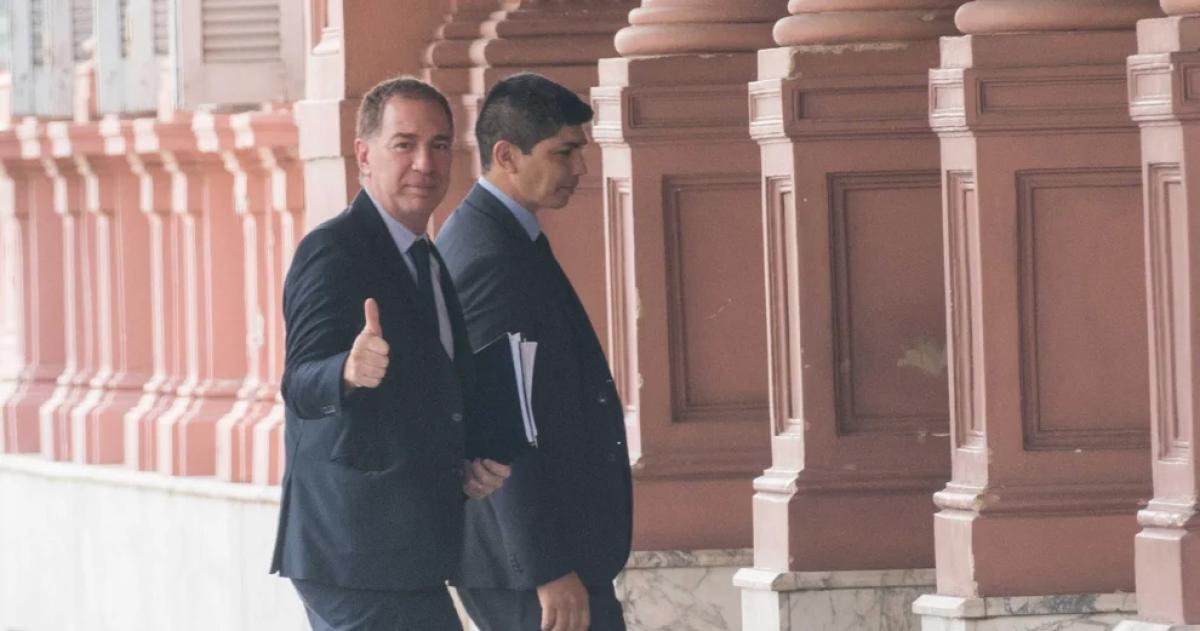 Santili en el ingreso a la Casa Rosada