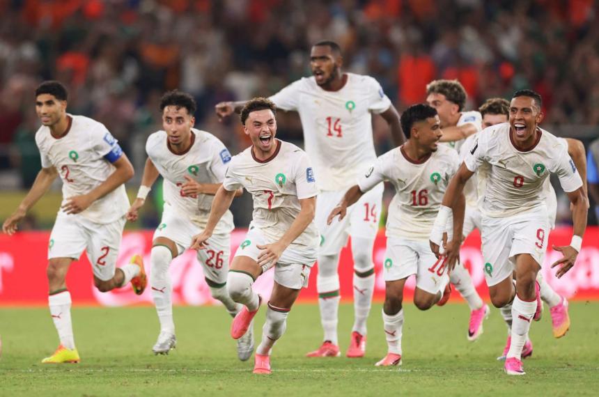 La felicidad del equipo africano tras dejar en el camino a un peso pesado