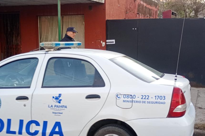 El lugar dónde ocurrió el crimen este martes a la mañana custodiado por la policía
