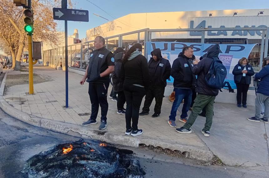Integrantes del sindicato UPSAP se concentraron frente al supermercado de la Avenida Luro en Santa Rosa