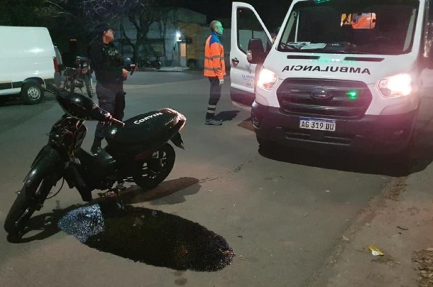El motociclista circulaba sin casco y sufrió un golpe en el rostro