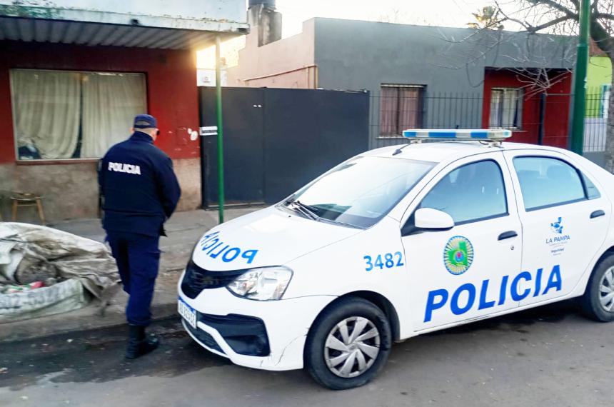 El lugar dónde ocurrió el crimen este martes a la mañana custodiado por la policía