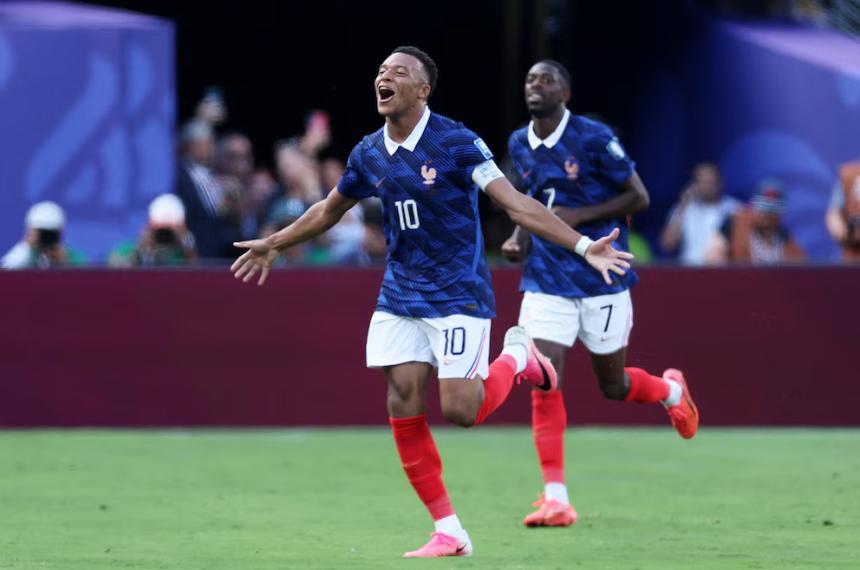 Mbappé celebra uno de los goles que convirtió en la victoria ante los suecos