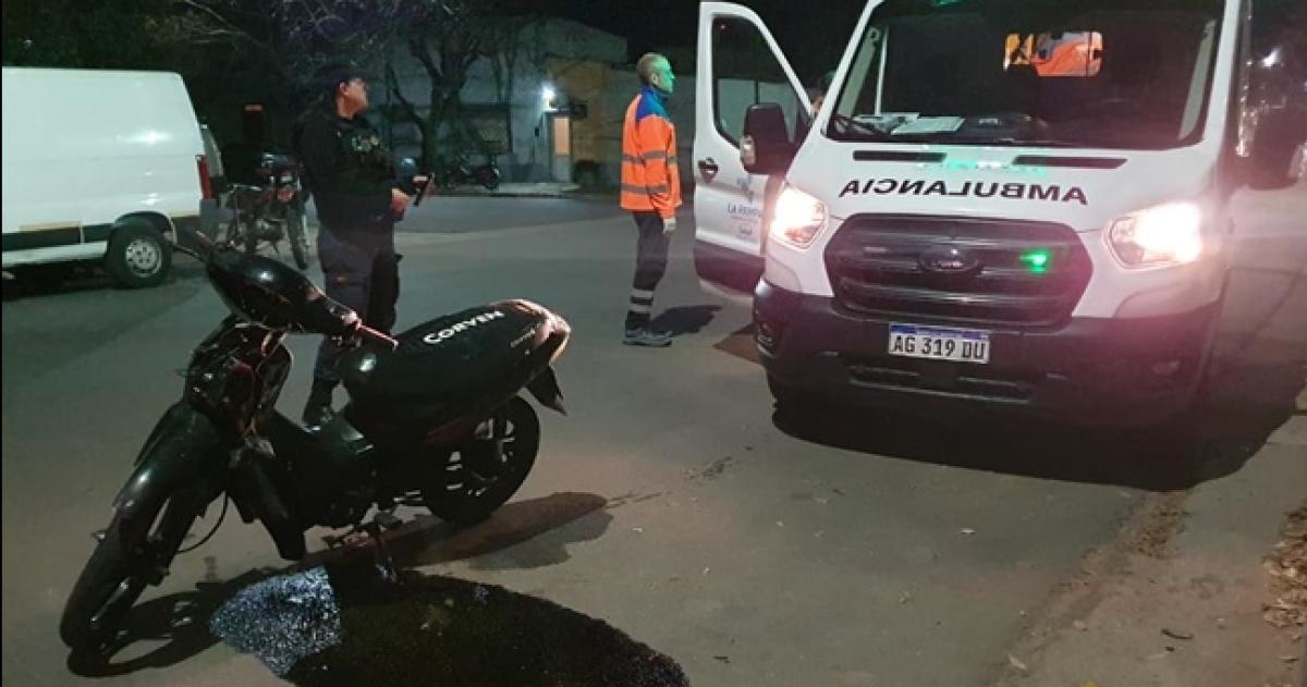 El motociclista circulaba sin casco y sufrió un golpe en el rostro
