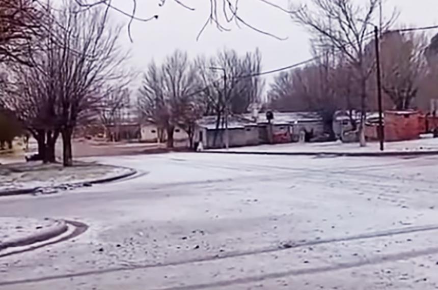 Los vecinos registraron la capa de nieve en los caminos