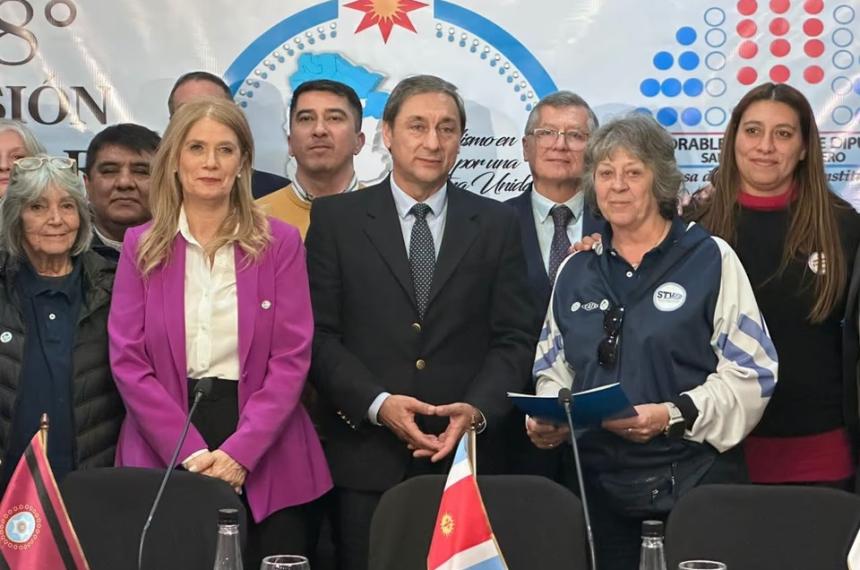 Graciela Aleñ� y miembros del Parlamento del Norte Grande