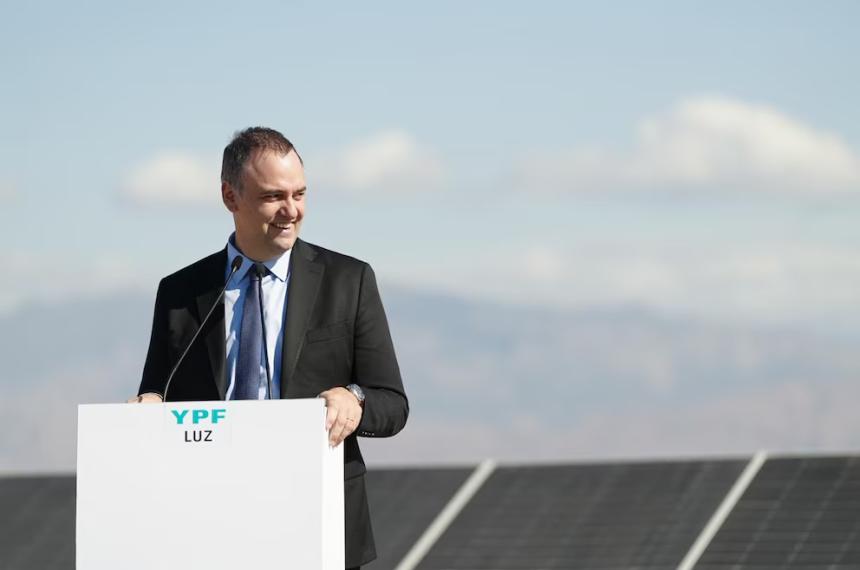 Manuel Adorni en un acto de YPF