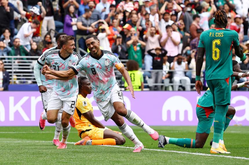 Youri Tielemans celebrando el empate agónico de Bélgica