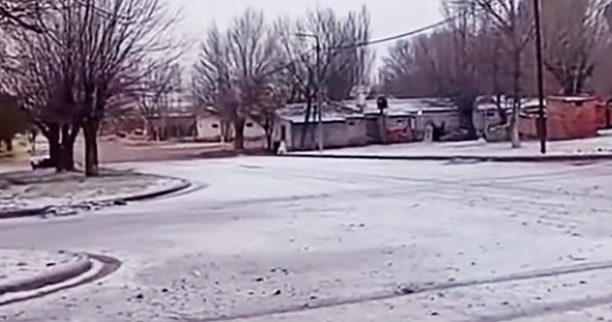 Los vecinos registraron la capa de nieve en los caminos