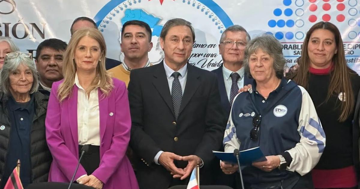 Graciela Aleñ� y miembros del Parlamento del Norte Grande