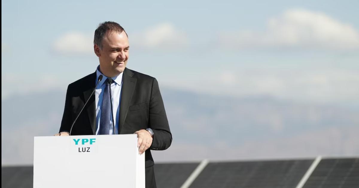 Manuel Adorni en un acto de YPF