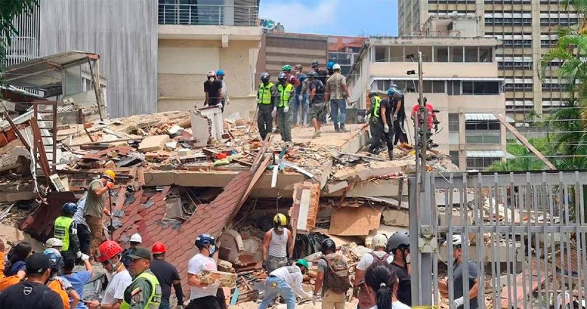 Equipos de rescate nacionales e internacionales contin�an trabajando entre los escombros en las zonas m�s afectadas por los terremotos que golpearon el norte de Venezuela