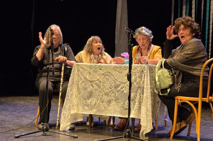 Una escena de la obra teatral protagonizada por los participantes de los Cumelén