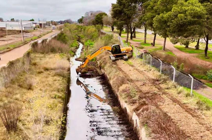 El operativo en los canales pluviales permite asegurar el correcto escurrimiento del agua ante precipitaciones intensas