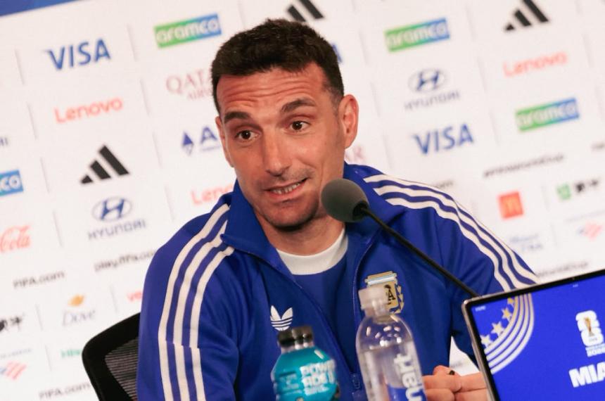 Scaloni durante la conferencia de prensa en Miami