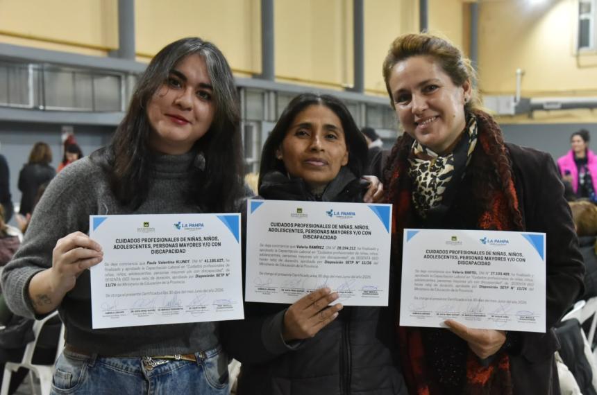Los certificados fueron entregados por autoridades de Desarrollo Social y Trabajo
