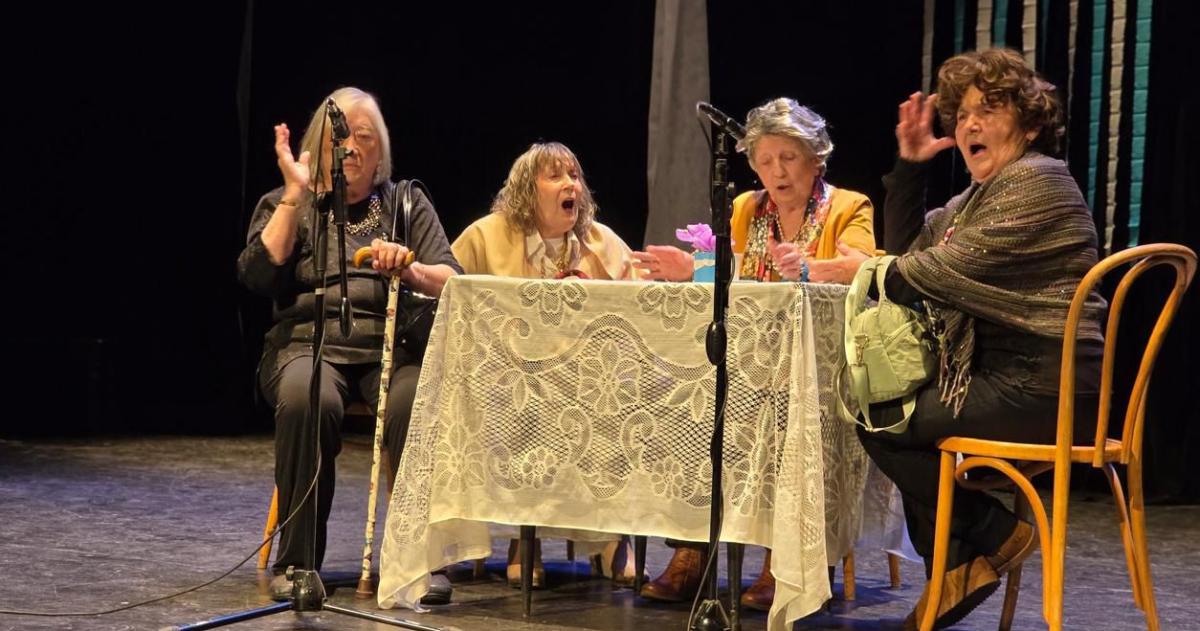 Una escena de la obra teatral protagonizada por los participantes de los Cumelén