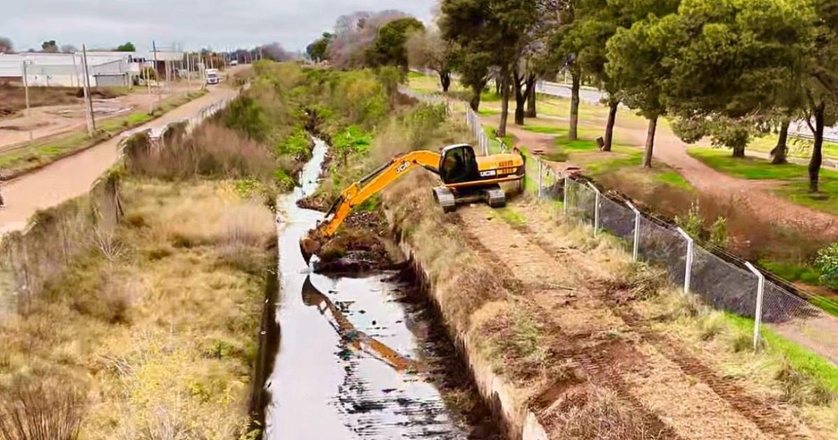 El operativo en los canales pluviales permite asegurar el correcto escurrimiento del agua ante precipitaciones intensas