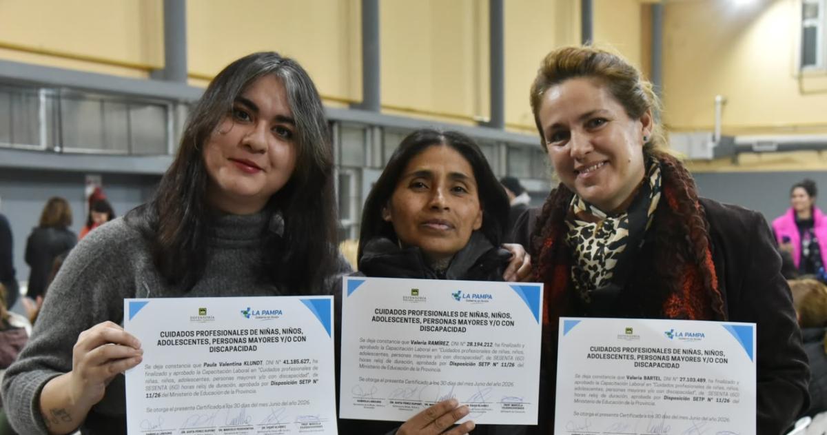 Los certificados fueron entregados por autoridades de Desarrollo Social y Trabajo