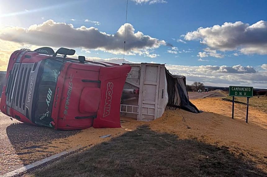 La carga del camión quedó sobre la carpeta asf�ltica