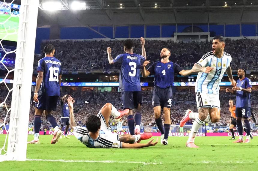 Cuti Romero festeja el gol de la victoria