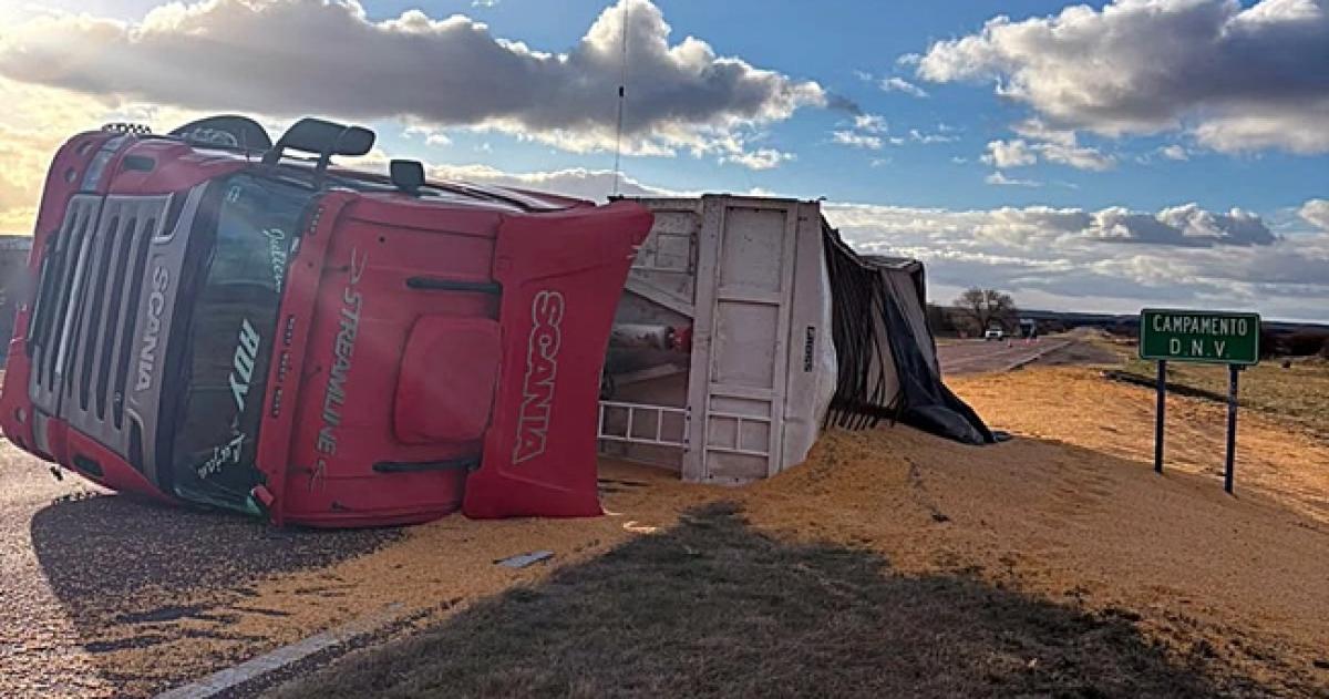 La carga del camión quedó sobre la carpeta asf�ltica