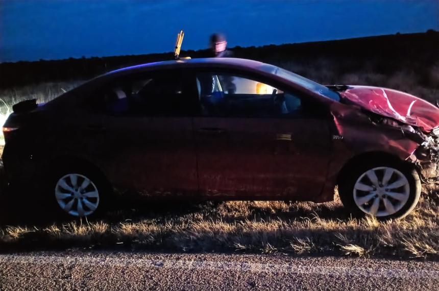 El automóvil tuvo destrozos en la parte delantera
