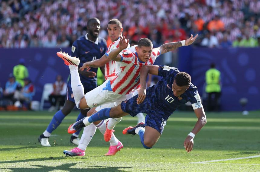 Kylian Mbappé cae ante la ferrea marca de Juan C�ceres