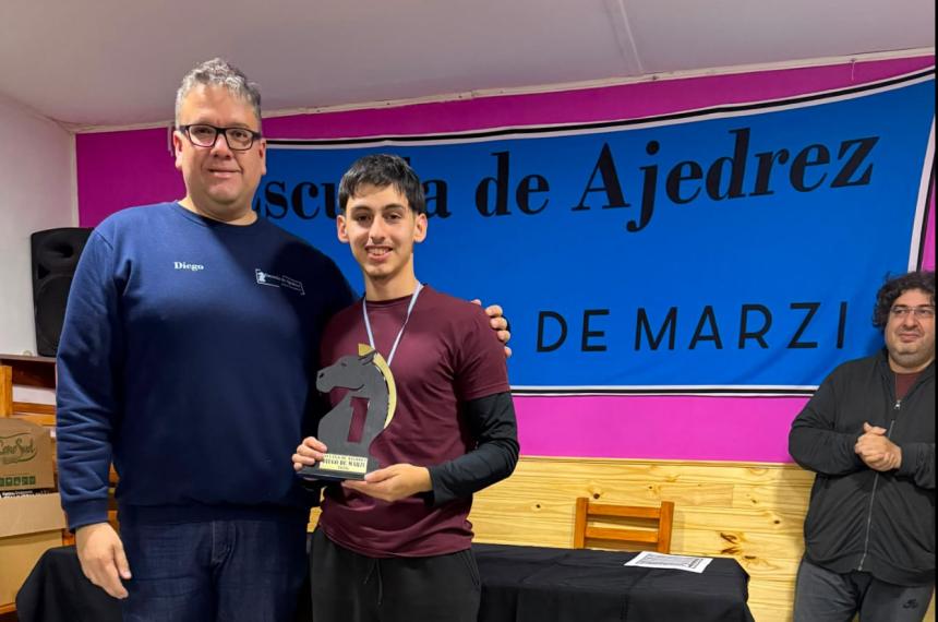 El profe De Marzi con el flamante campeón