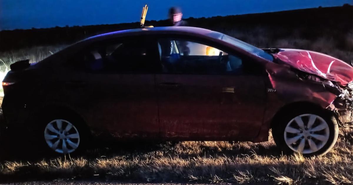 El automóvil tuvo destrozos en la parte delantera