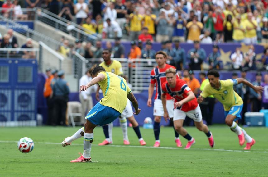 Guimaraes falló el penal para Brasil