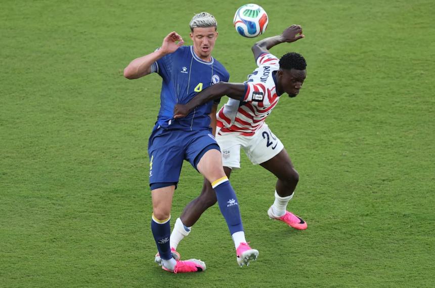 Balogun fue expulsado en el duelo ante Bosnia