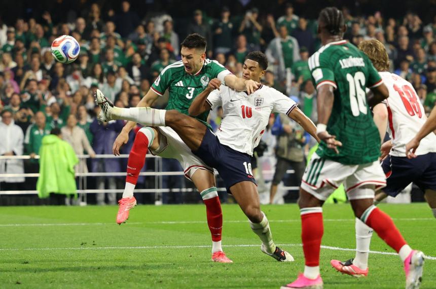México e Inglaterra juegan en el Azteca