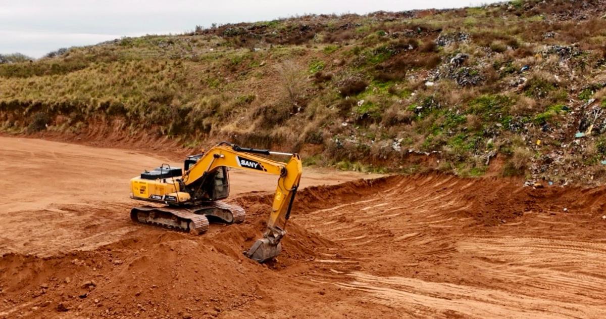 Unas de las obras realizadas en colaboración con el Ejército Argentino para ampliar la capacidad del relleno sanitario de Santa Rosa