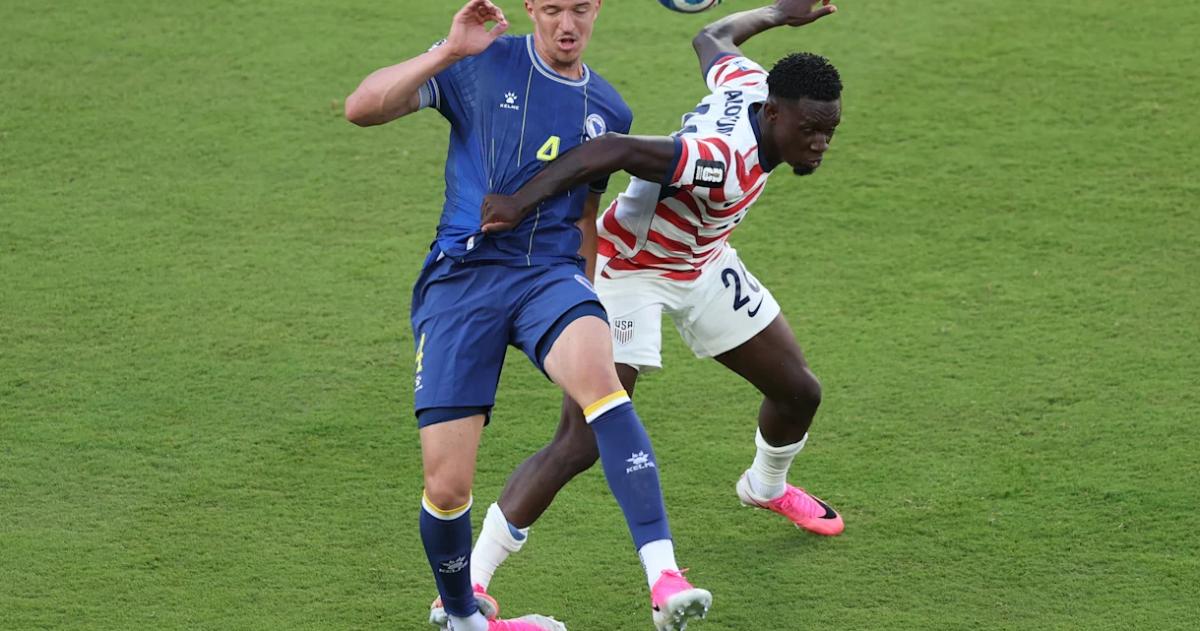 Balogun fue expulsado en el duelo ante Bosnia