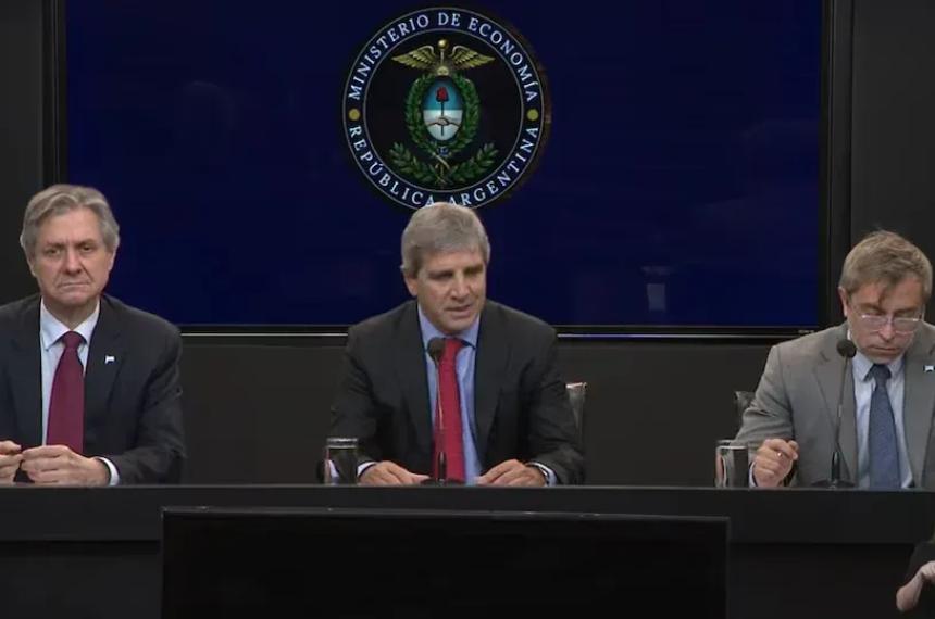 Caputo y su equipo presentaron el programa financiero de 2027