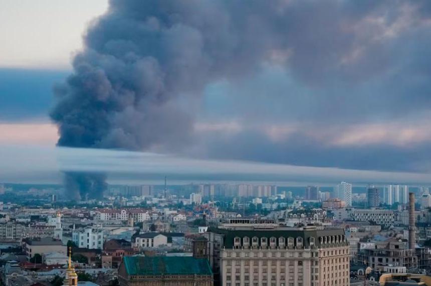 Los sistemas de defensa aérea se activaron durante la madrugada en Kiev tras un nuevo ataque ruso con misiles balísticos y drones que provocó daños en edificios residenciales de la capital ucraniana