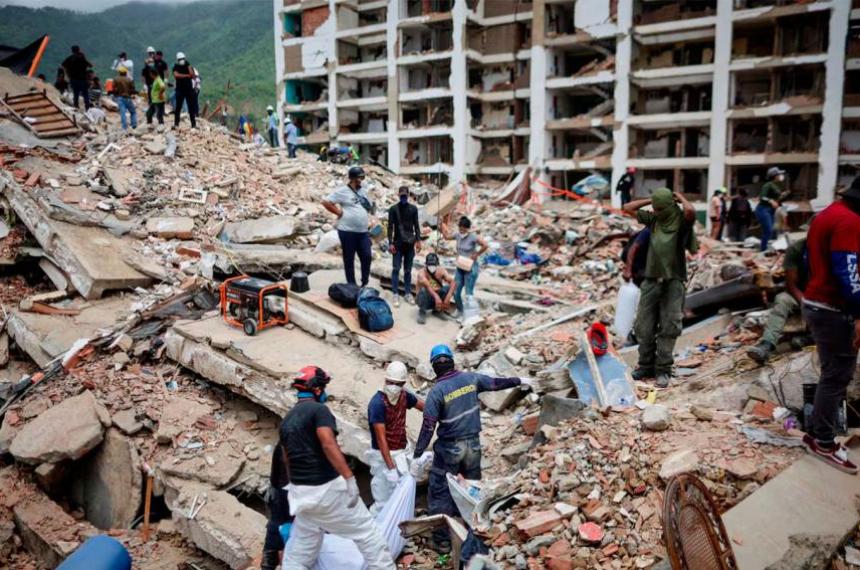 Rescatistas y voluntarios trabajan entre los escombros en La Guaira la región m�s castigada por el doble terremoto que dejó miles de muertos y heridos en Venezuela