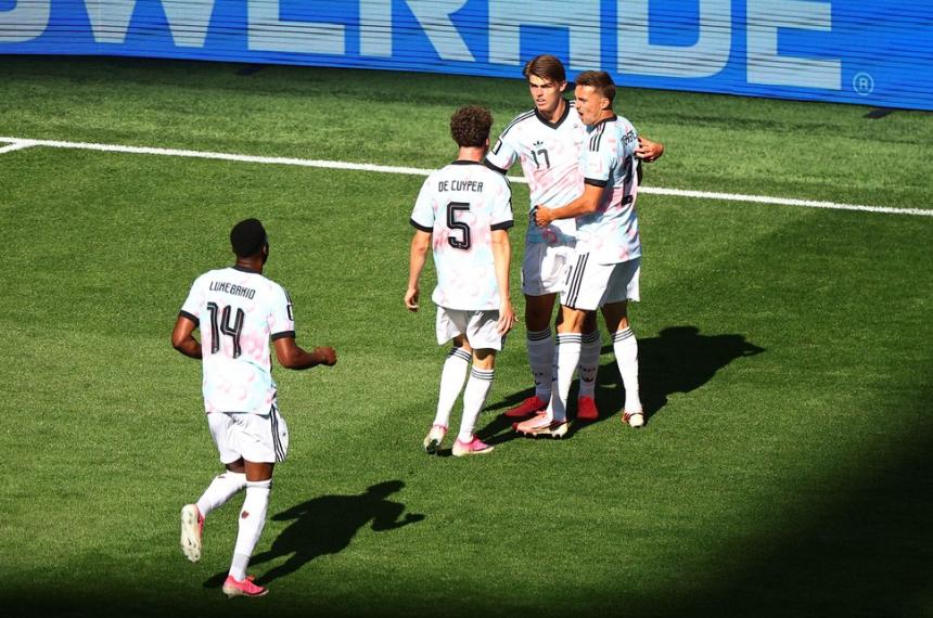 Casi desde el vestuario Bélgica anotó el primer gol