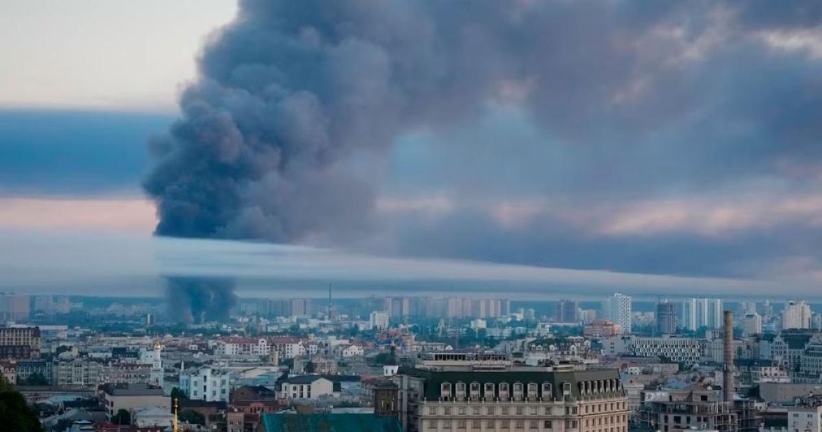 Los sistemas de defensa aérea se activaron durante la madrugada en Kiev tras un nuevo ataque ruso con misiles balísticos y drones que provocó daños en edificios residenciales de la capital ucraniana