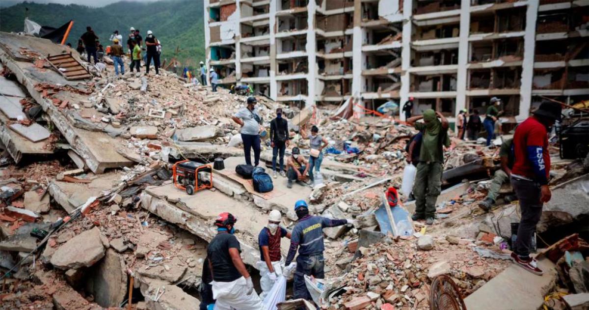 Rescatistas y voluntarios trabajan entre los escombros en La Guaira la región m�s castigada por el doble terremoto que dejó miles de muertos y heridos en Venezuela