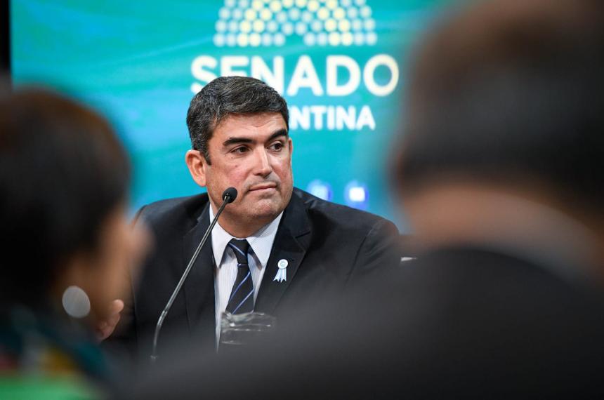 El senador Bensus�n se opone a la modificación de la Ley de Tierras